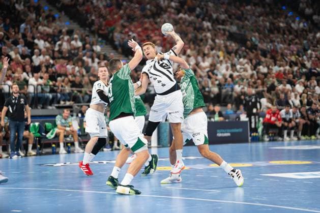 Fuechse Berlin vs THW Kiel, Handball, 1 Handball Bundesliga Men, Supercup, Season 2025 2026, Munich, 23 08 2025 v l Mijajlo Marsenic Fuechse Berlin, 93 defends against Emil Wernsdorf Madsen THW Kiel, 45 Munich SAP Garden Germany