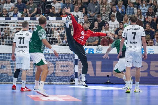 Andreas Wolff goalkeeper, THW Kiel, 33 defends a throw from Hakun West av Teigum Fuechse Berlin, 34 GER, Fuechse Berlin vs THW Kiel, handball, HBL Supercup 2025, final, 23 08 2025 GER, Fuechse Berlin vs THW Kiel, handball, HBL Supercup 2025, final, 23 08 2025 Muenchen Copyright: xEibner-Pressefoto HeikexFeinerx EP_HFR
