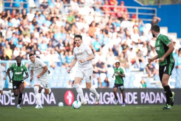 Napoli s Scott Mc Tominay in action during the Serie A soccer match between Sassuolo and Napoli at the Mapei Stadium Cittˆ del Tricolore in Reggio Emilia, north Italy - Saturday, August 23, 2025 - - Soccer -  Copyright: xMassimoxPaolone LaPressex