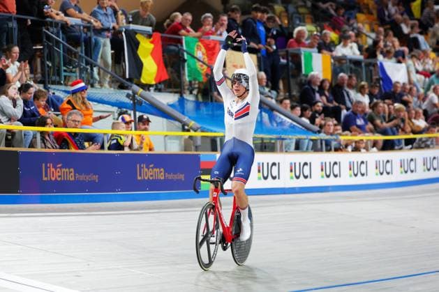 2025 UCI Junior Track World Championships Picture by Alex Whitehead SWpix.com - 23 08 2025 - Cycling - 2025 UCI Junior Track World Championships - Omnisport, Apeldoorn, Netherlands - Men Omnium Elimination Race - Henry Hobbs (Great Britain) wins the Omnium Elimination Race Copyright: x xSWpix.comx(t axPhotographyxHubxLtd)xAlexxWhitehead SWpix.comx SWP-3030-0942