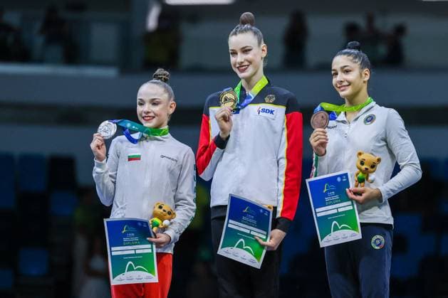 Sport Bilder des Tages ALTRO - Ginnastica - FIG 41^ World Championships Rhythmic gymnastics, Rhythmische Sportgymnastik, RSG (R) Sofia Raffaeli (ITA) bronze medal, (L) Nikolova Stiliana (BUL) silver medal and (C) Darja Varfolomeev (GER) gold medal seen during Rhythmic Gymnastics FIG World Championships 2025 Rio de Janeiro at Parque Olimpico Brazil Brazil  Copyright: xIPAxSport ABACAx