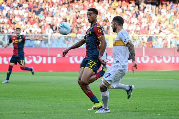 GenoaÕs Alessandro Marcandalli fights for the ball with LecceÕs Tete Morente during the Serie A soccer match between Genoa and Lecce at the Luigi Ferraris Stadium in Genoa, Italy - Saturday, August 23, 2025. - Soccer .  Copyright: xTanoxPecoraro LaPressex
