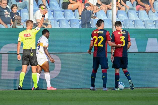 the referee gives a yellow card during the Serie A soccer match between Genoa and Lecce at the Luigi Ferraris Stadium in Genoa, Italy - Saturday, August 23, 2025. - Soccer .  Copyright: xTanoxPecoraro LaPressex
