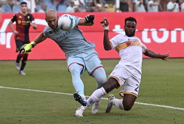 August 23, 2025, Genoa, ITALY: Genoa s Nicola Leali and Lecce s Lassana Coulibaly in action during the Italian Serie A soccer match Genoa Cfc vs Us Lecce at Luigi Ferraris stadium in Genoa, Italy, 23 august 2025..ANSA LUCA ZENNARO Soccer: Serie A, Genoa Cfc Vs Us Lecce  - ZUMAa110 20250823_zaf_a110_007 Copyright: xLucaxZennarox