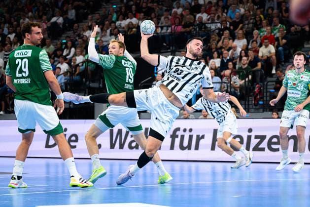 Muenchen HBL Super Cup 2025 Fuechse Berlin THW Kiel from left Lukas Herburger Berlin , Mathias Gidsel Berlin , Veron Nacinovic THW Kiel Muenchen SAP Garden Bayern Germany
