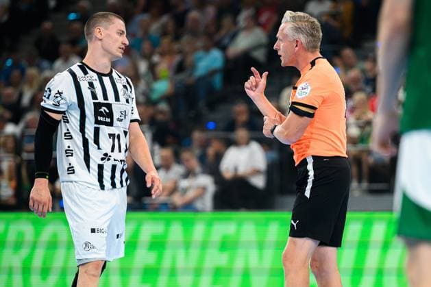 Muenchen HBL Super Cup 2025 Fuechse Berlin THW Kiel Elias Ellefsen a Skipagotu THW Kiel , referee Robert Schulze Muenchen SAP Garden Bayern Germany