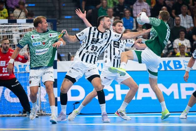 Muenchen HBL Super Cup 2025 Fuechse Berlin THW Kiel from left in duel Max Darj Berlin , Veron Nacinovic THW Kiel , Mathias Gidsel Berlin Muenchen SAP Garden Bayern Germany