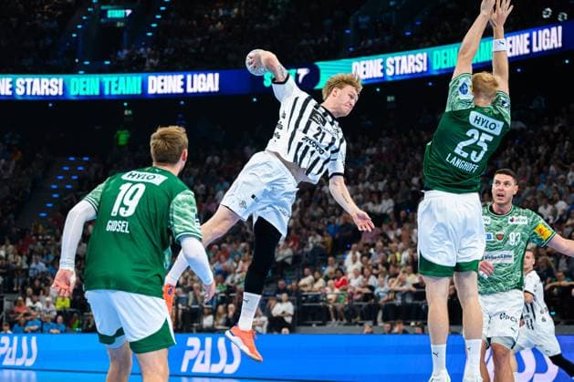 Muenchen HBL Super Cup 2025 Fuechse Berlin THW Kiel f li Mathias Gidsel Berlin , Eric Johansson THW Kiel , Matthes Langhoff Berlin Muenchen SAP Garden Bayern Germany