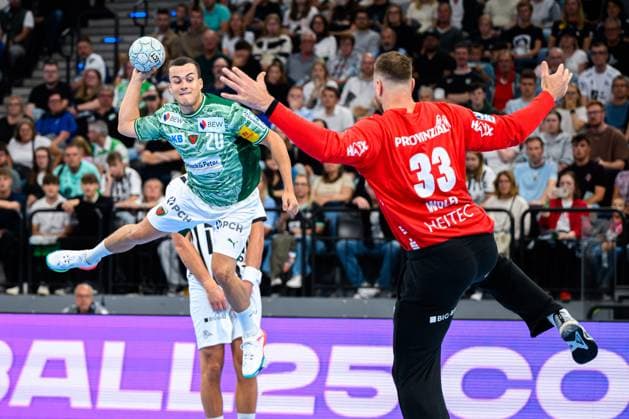 Muenchen HBL Super Cup 2025 Fuechse Berlin THW Kiel Tim Freihöfer Freihoefer Berlin , Torhueter Andreas Wolff THW Kiel Muenchen SAP Garden Bayern Germany