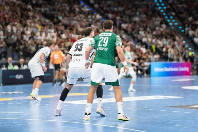 Fuechse Berlin vs THW Kiel, Handball, 1 Handball Bundesliga Men, Supercup, Season 2025 2026, Munich, 23 08 2025 v l Veron Nacinovic THW Kiel, 93 defends against Lukas Herburger Fuechse Berlin, 29 Munich SAP Garden Germany