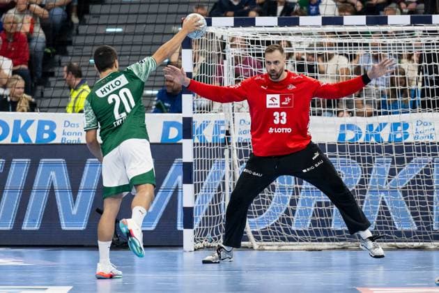 Tim Freihoefer Fuechse Berlin, 20 on seven-meter throw against Andreas Wolff goalkeeper, THW Kiel, 33 GER, Fuechse Berlin vs THW Kiel, handball, HBL Supercup 2025, final, 23 08 2025 GER, Fuechse Berlin vs THW Kiel, handball, HBL Supercup 2025, final, 23 08 2025 Muenchen Copyright: xEibner-Pressefoto HeikexFeinerx EP_HFR