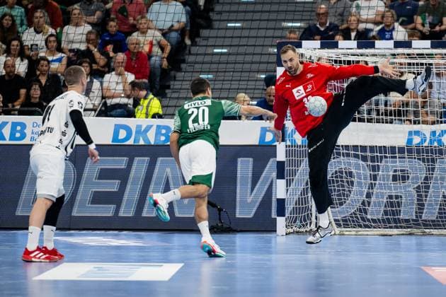 Andreas Wolff goalkeeper, THW Kiel, 33 saves a throw from Tim Freihoefer Fuechse Berlin, 20 GER, Fuechse Berlin vs THW Kiel, handball, HBL Supercup 2025, final, 23 08 2025 GER, Fuechse Berlin vs THW Kiel, handball, HBL Supercup 2025, final, 23 08 2025 Muenchen Copyright: xEibner-Pressefoto HeikexFeinerx EP_HFR