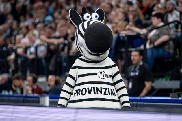 Hein Daddel mascot, THW Kiel GER, Fuechse Berlin vs THW Kiel, Handball, HBL Supercup 2025, Final, 23 08 2025 GER, Fuechse Berlin vs THW Kiel, Handball, HBL Supercup 2025, Final, 23 08 2025 Muenchen Copyright: xEibner-Pressefoto HeikexFeinerx EP_HFR