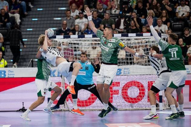 Max Darj Fuechse Berlin, 5 defends against Eric Oscar Johansson THW Kiel, 21 GER, Fuechse Berlin vs THW Kiel, Handball, HBL Supercup 2025, Final, 23 08 2025 GER, Fuechse Berlin vs THW Kiel, Handball, HBL Supercup 2025, Final, 23 08 2025 Munich Copyright: xEibner-Pressefoto HeikexFeinerx EP_HFR