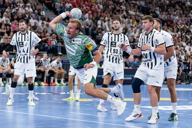 Max Darj Fuechse Berlin, 5 at the throw GER, Fuechse Berlin vs THW Kiel, Handball, HBL Supercup 2025, Final, 23 08 2025 GER, Fuechse Berlin vs THW Kiel, Handball, HBL Supercup 2025, Final, 23 08 2025 Muenchen Copyright: xEibner-Pressefoto HeikexFeinerx EP_HFR