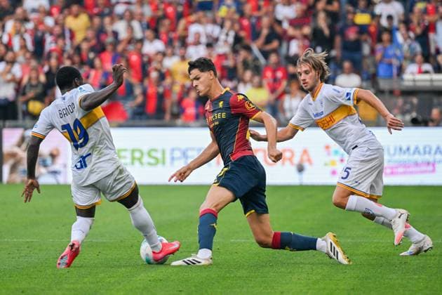 GenoaÕs Valentin Carboni fights for the ball with LecceÕs Lameck Banda during the Serie A soccer match between Genoa and Lecce at the Luigi Ferraris Stadium in Genoa, Italy - Saturday, August 23, 2025. - Soccer .  Copyright: xTanoxPecoraro LaPressex