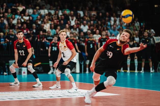 Volleyball international match Germany vs Belgium, 23 08 25 Leonard Graven Germany, 2 looks at Erik Röhrs Germany, 19 , who accepts the ball Volleyball, international match Germany vs Belgium on 23 08 2025 in the LKH Arena, Lüneburg Copyright: xBEAUTIFULxSPORTS Tonhäuserx