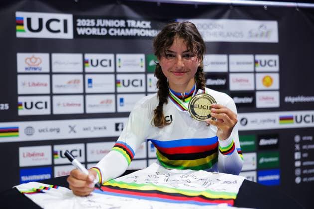 2025 UCI Junior Track World Championships Picture by Alex Whitehead SWpix.com - 23 08 2025 - Cycling - 2025 UCI Junior Track World Championships - Omnisport, Apeldoorn, Netherlands - Women Points Race Podium - Anna Dubier (Australia) signs the Santini rainbow jersey Copyright: x xSWpix.comx(t axPhotographyxHubxLtd)xAlexxWhitehead SWpix.comx SWP-3030-0985