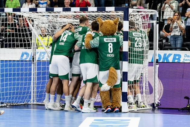 The Berlin players incl. FUCHSI mascot, Fuechse Berlin give Dejan Milosavljev, goalkeeper, Fuechse Berlin, 96, who saved Kiels last throw in the seven-meter shootout the Berliners thus win the HBL Supercup 2025 GER, Fuechse Berlin vs THW Kiel, Handball, HBL Supercup 2025, Final, 23 08 2025 GER, Fuechse Berlin vs THW Kiel, Handball, HBL Supercup 2025, Final, 23 08 2025 Muenchen Copyright: xEibner-Pressefoto HeikexFeinerx EP_HFR