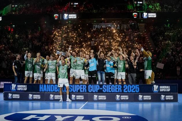 The Fuechse Berlin win the HBL Supercup 2025 with 34 33 after a seven-meter shootout and celebrate accordingly at the award ceremony GER, Fuechse Berlin vs THW Kiel, Handball, HBL Supercup 2025, Final, 23 08 2025 GER, Fuechse Berlin vs THW Kiel, Handball, HBL Supercup 2025, Final, 23 08 2025 Munich Copyright: xEibner-Pressefoto HeikexFeinerx EP_HFR