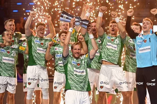Sport Bilder des Tages Siegerehrung,Teamfoto,Team,Mannschaft,Mannschaftsfoto,Max DAJ (Fuechse Berlin) mit Pokal,Cup,Trophaee. Jubel,Freude,Begeisterung, Handball Super Cup 2025 der Maenner Fuechse Berlin vs. THW Kiel am 23.08.2025, SAP GARDEN Muenchen. *** Award ceremony,team photo,team,team,team photo,Max DAJ Fuechse Berlin with trophy,cup,trophy cheers,joy,enthusiasm, Handball Super Cup 2025 of the men Fuechse Berlin vs THW Kiel on 23 08 2025, SAP GARDEN Munich