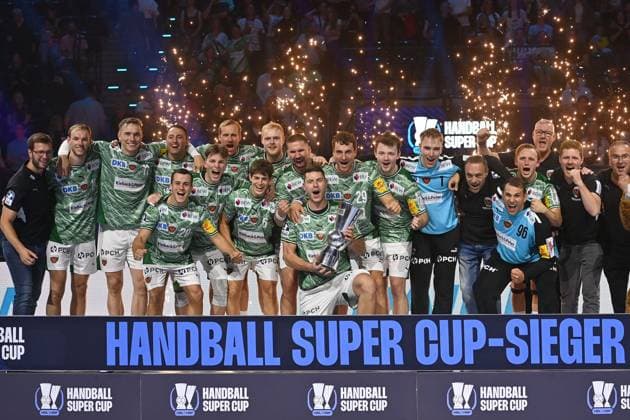 Award ceremony,team photo,team,team,team photo with cup,cup,trophy,jubilation,joy,enthusiasm, Handball Super Cup 2025 of the men Fuechse Berlin vs THW Kiel on 23 08 2025, SAP GARDEN Munich