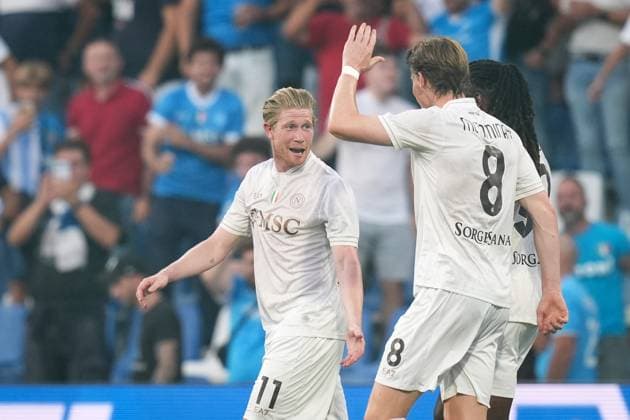 Napoli s Kevin De Bruyne celebrates with Napoli s Scott Mc Tominay after scoring the 0-2 goal for his team during the Serie A soccer match between Sassuolo and Napoli at the Mapei Stadium CittÃ del Tricolore in Reggio Emilia, north Italy - Saturday, August 23, 2025 - - Soccer -  Copyright: xMassimoxPaolone LaPressex
