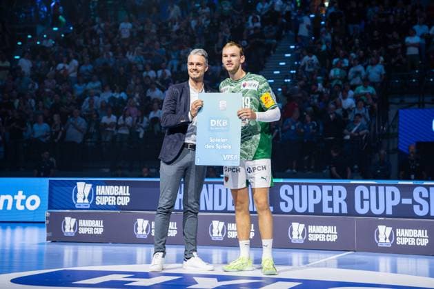 Fuechse Berlin vs THW Kiel, Handball, 1 Handball Bundesliga Men, Supercup, Season 2025 2026, Munich, 23 08 2025 Mathias Gidsel Fuechse Berlin, 19 is honored as best player of the match Muenchen SAP Garden Germany