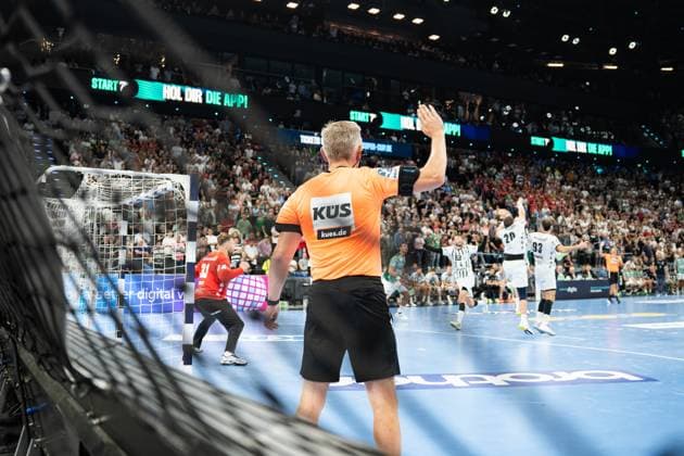 Fuechse Berlin vs THW Kiel, Handball, 1 Handball Bundesliga Men, Supercup, Season 2025 2026, Munich, 23 08 2025 Robert Schulze Referee indicates timeout Muenchen SAP Garden Germany