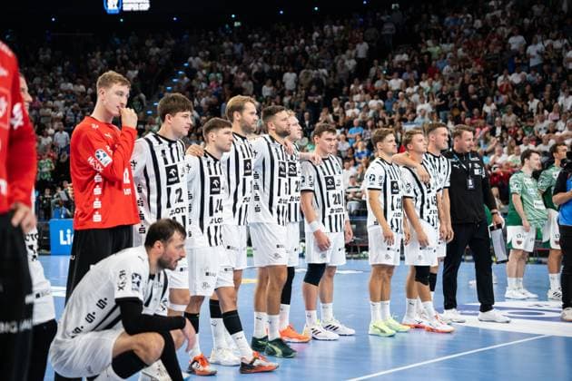 Fuechse Berlin vs THW Kiel, Handball, 1 Handball Bundesliga Men, Supercup, Season 2025 2026, Munich, 23 08 2025 The THW Kiel team throwing 7 meters Muenchen SAP Garden Germany