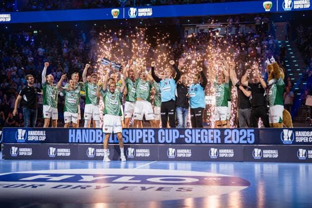 Fuechse Berlin vs THW Kiel, Handball, 1 Handball Bundesliga Men, Supercup, Season 2025 2026, Munich, 23 08 2025 The Fuechse Berlin team cheers after winning the Supercup Max Darj Fuechse Berlin, 05 lifts the cup Muenchen SAP Garden Germany