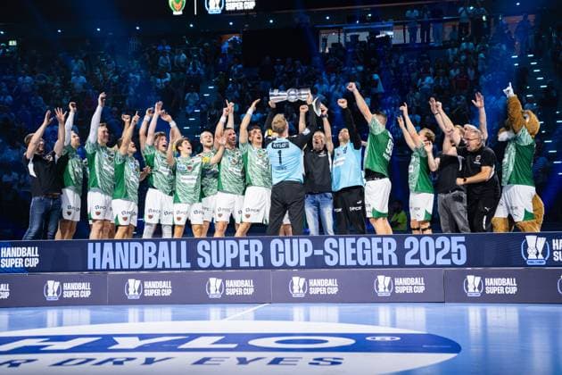Fuechse Berlin vs THW Kiel, Handball, 1 Handball Bundesliga Men, Supercup, Season 2025 2026, Munich, 23 08 2025 The Fuechse Berlin team cheers after winning the Supercup Lasse Ludwig Fuechse Berlin, 01 lifts the trophy Muenchen SAP Garden Germany