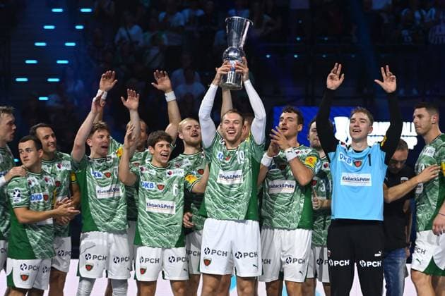 Award ceremony, team photo, team, team, team photo Mathias GIDSEL Fuechse Berlin with trophy, cup, trophy cheers, joy, enthusiasm, Handball Super Cup 2025 of the men Fuechse Berlin vs THW Kiel on 23 08 2025, SAP GARDEN Munich