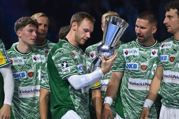 Award ceremony, team photo, team, team, team photo Mathias GIDSEL Fuechse Berlin with trophy, cup, trophy cheers, joy, enthusiasm, Handball Super Cup 2025 of the men Fuechse Berlin vs THW Kiel on 23 08 2025, SAP GARDEN Munich