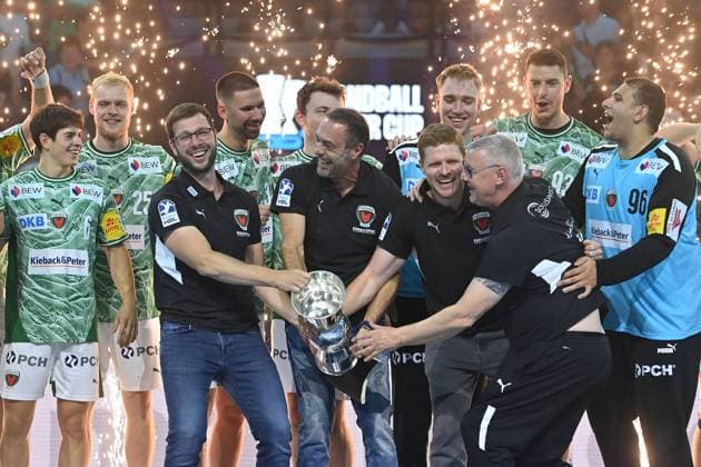 Award ceremony, team photo, team, team, team photo of the coaching team around coach Jaron SIEWERT left, Fuechse Berlin with trophy, cup, trophy cheers, joy, enthusiasm, Handball Super Cup 2025 of the men Fuechse Berlin vs THW Kiel on 23 08 2025, SAP GARDEN Munich