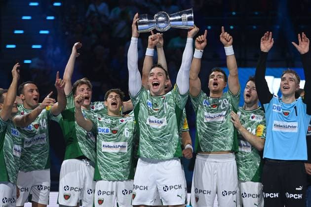 Award ceremony, team photo, team, team photo, team photo Lasse Bredekjaer ANDERSSON Fuechse Berlin with cup, cup, trophy, cheers, joy, enthusiasm, Handball Super Cup 2025 of the men Fuechse Berlin vs THW Kiel on 23 08 2025, SAP GARDEN Munich