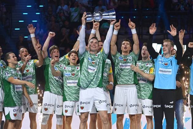 Award ceremony, team photo, team, team photo, team photo Lasse Bredekjaer ANDERSSON Fuechse Berlin with cup, cup, trophy, cheers, joy, enthusiasm, Handball Super Cup 2025 of the men Fuechse Berlin vs THW Kiel on 23 08 2025, SAP GARDEN Munich