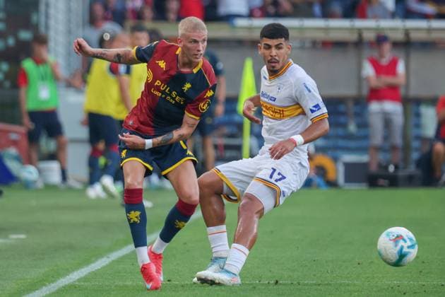 GenoaÕs Albert Gronbaek fights for the ball with LecceÕs Danilo Veiga during the Serie A soccer match between Genoa and Lecce at the Luigi Ferraris Stadium in Genoa, Italy - Saturday, August 23, 2025. - Soccer .  Copyright: xTanoxPecoraro LaPressex