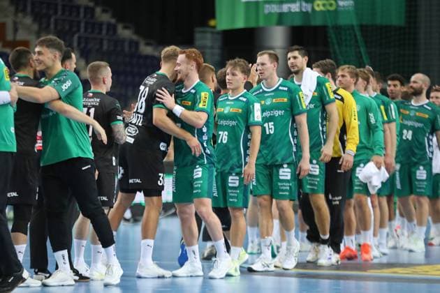 Handball test match SC DHfK Leipzig vs HC Banik Karvina, 23 08 25 Tomas Piroch 7, SC DHfK Leipzig and his team at the final handshake with the opposing team Handball, DAIKIN HBL, Season 2025 2026, Test match SC DHfK Leipzig vs HC Banik Karvina on 23 08 25 at the Quarterback Immobilien Arena Leipzig Copyright: xBEAUTIFULxSPORTS JanxKaeferx