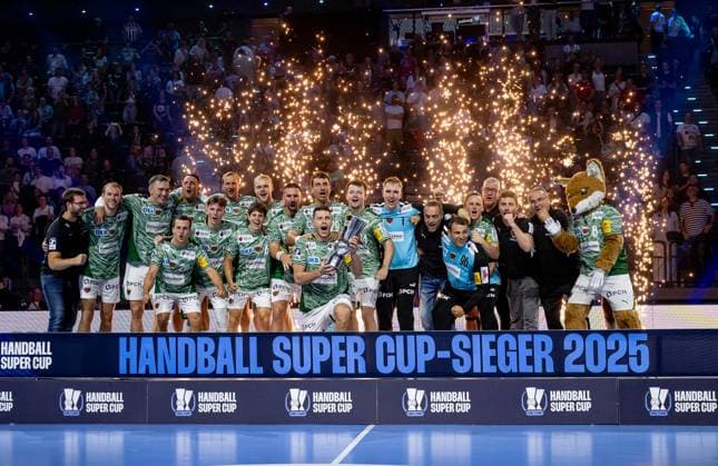 The Fuechse Berlin win the HBL Supercup 2025 with 34 33 after a seven-meter shootout and celebrate accordingly at the award ceremony GER, Fuechse Berlin vs THW Kiel, Handball, HBL Supercup 2025, Final, 23 08 2025 GER, Fuechse Berlin vs THW Kiel, Handball, HBL Supercup 2025, Final, 23 08 2025 Munich Copyright: xEibner-Pressefoto HeikexFeinerx EP_HFR