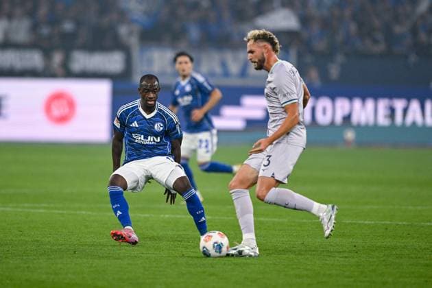 23 08 2025, Football, 2 Bundesliga, Season 2025 2026, Matchday 3, FC Schalke 04 VfL Bochum, Christopher Antwi Adjei FC Schalke 04 , Philipp Strompf VfL Bochum 1848 xRHR PHOTO YYx Copyright: KROEGER RHR-FOTOx RHR-FOTO YY