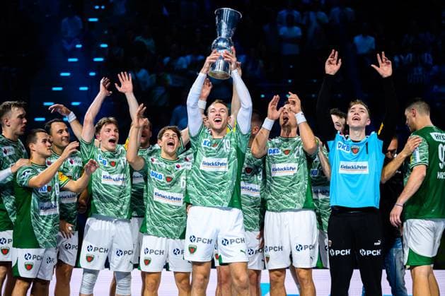 Muenchen HBL Super Cup 2025 Fuechse Berlin THW Kiel Mathias Gidsel Berlin with the cup Muenchen SAP Garden Bayern Germany