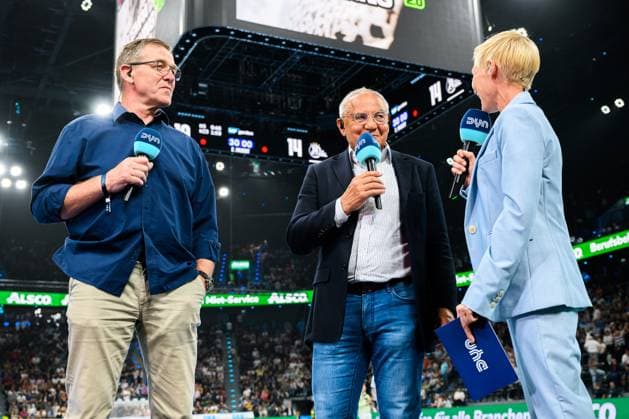 Muenchen HBL Super Cup 2025 Fuechse Berlin THW Kiel from left Alfred Gislason, Felix Magath, Anett Sattler Muenchen SAP Garden Bayern Germany