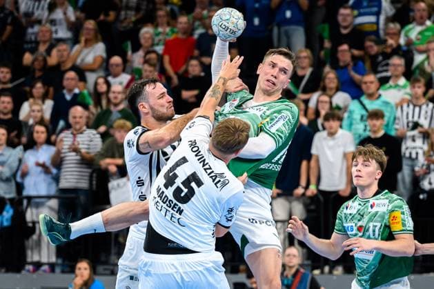 Muenchen HBL Super Cup 2025 Fuechse Berlin THW Kiel from left in duel Veron Nacinovic THW Kiel , Emil Wernsdorf Madsen THW Kiel , Lasse Bredekjaer Andersson Berlin Muenchen SAP Garden Bayern Germany