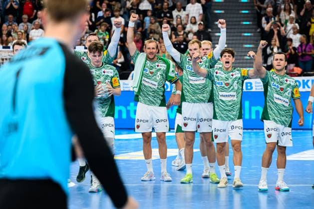Muenchen HBL Super Cup 2025 Fuechse Berlin THW Kiel Max Darj Berlin , Mathias Gidsel Berlin , Leo Prantner Berlin , Tim Freihöfer Freihoefer Berlin cheer goalkeeper Lasse Ludwig Berlin to Muenchen SAP Garden Bayern Germany