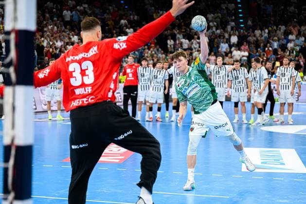 Muenchen HBL Super Cup 2025 Fuechse Berlin THW Kiel from left Goalkeeper Andreas Wolff THW Kiel , Nils Lichtlein Berlin Muenchen SAP Garden Bayern Germany