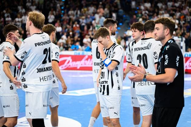 Muenchen HBL Super Cup 2025 Fuechse Berlin THW Kiel the team of Kiel dissatisfied disappointed dejected frustrated, Muenchen SAP Garden Bayern Germany