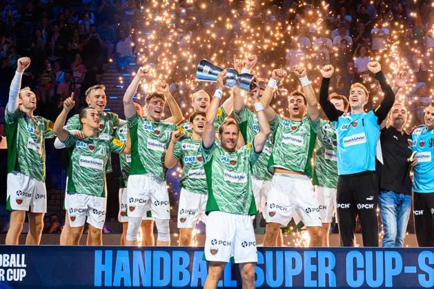 Muenchen HBL Super Cup 2025 Fuechse Berlin THW Kiel die Mannschaft von en Fuechsen Berlin, Winner, Cup, Supercup Winner, Schlussjubel Schlußjubel Emotion Freude Max Darj Berlin reckt den Pokal in die Höhe Muenchen SAP Garden Bayern Deutschland