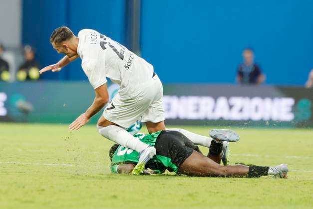 August 23, 2025, Reggio Emilia, REGGIO EMILIA: Sassuolo s Ismael Kone commits an expulsion foul on Napoli™s Lorenzo Lucca during the Italian Serie A soccer match US Sassuolo vs SSC Napoli at Mapei Stadium in Reggio Emilia, Italy, 23 August 2025. ANSA ELISABETTA BARACCHI. Soccer: Serie A, Sassuolo Vs Napoli  - ZUMAa110 20250823_zaf_a110_020 Copyright: xElisabettaxBaracchix