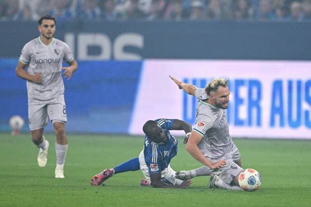 23 08 2025, Football, 2 Bundesliga, Season 2025 2026, Matchday 3, FC Schalke 04 VfL Bochum, Christopher Antwi Adjei FC Schalke 04 , Philipp Strompf VfL Bochum 1848 xRHR PHOTO YYx Copyright: KROEGER RHR-FOTOx RHR-FOTO YY